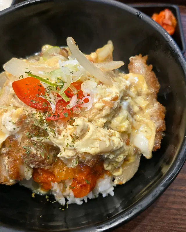 고소한 향이 코를 자극하는 돈카츠동