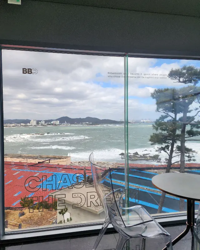 파도가 치는 바다 풍경