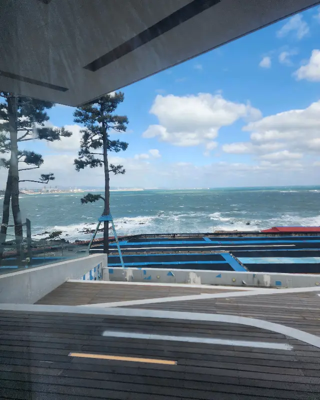 창밖으로 펼쳐지는 시원한 바다 풍경