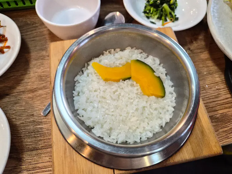 단호박이 얹어진 솥밥