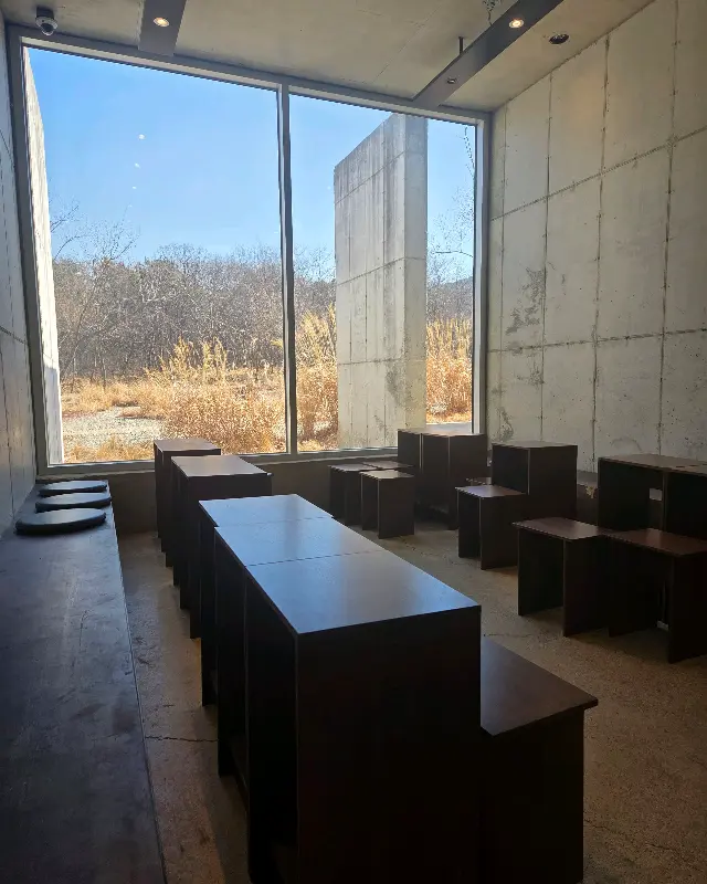 통창으로 보이는 풍경