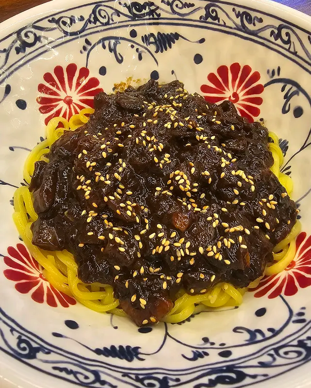 윤기가 흐르는 짜장면의 모습