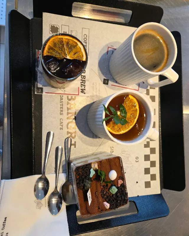 시방리 카페에서 맛본 다양한 음료와 디저트