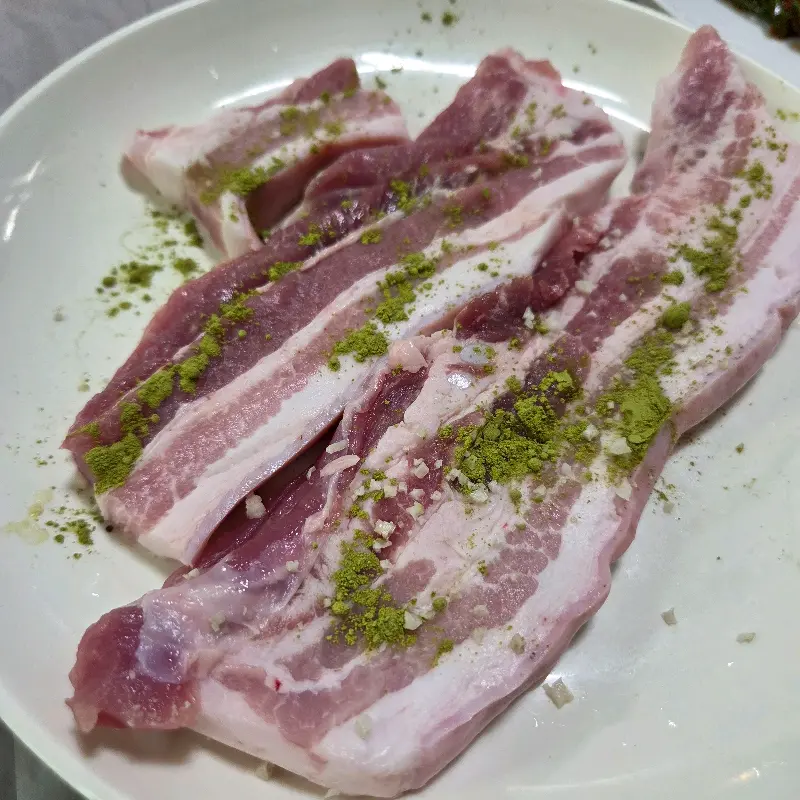 녹차가루가 뿌려진 흑돼지