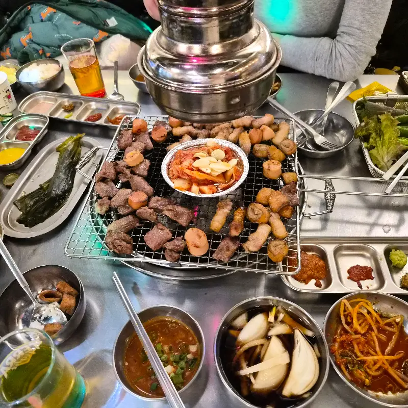 다양한 곁들임 메뉴와 함께 즐기는 푸짐한 한 상 차림