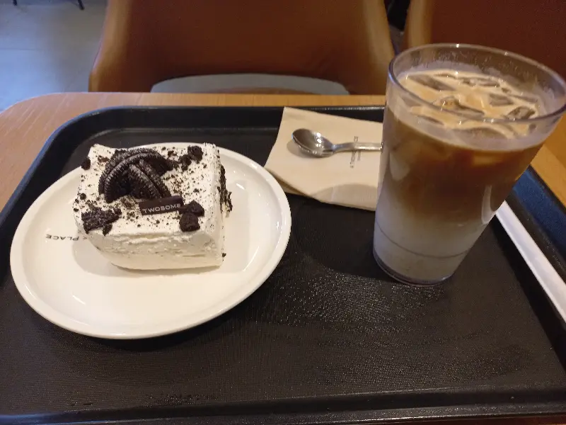 아이스 아메리카노와 오레오 케이크