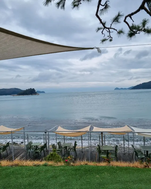바다 앞 테이블