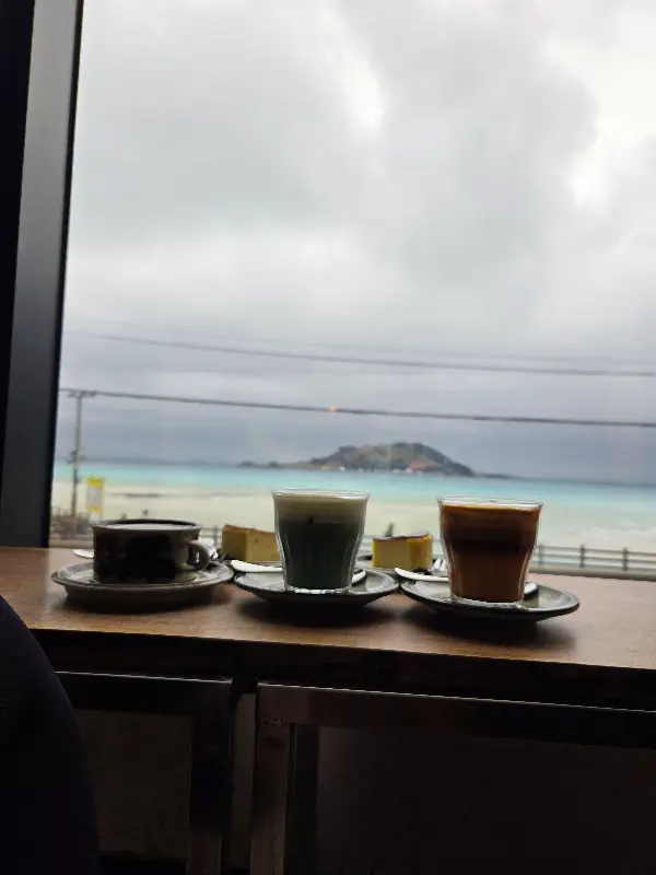 창밖 풍경을 배경으로 놓인 음료들