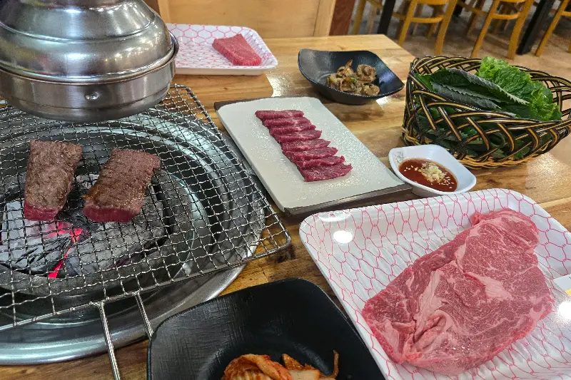 한상 가득 차려진 한우 구이