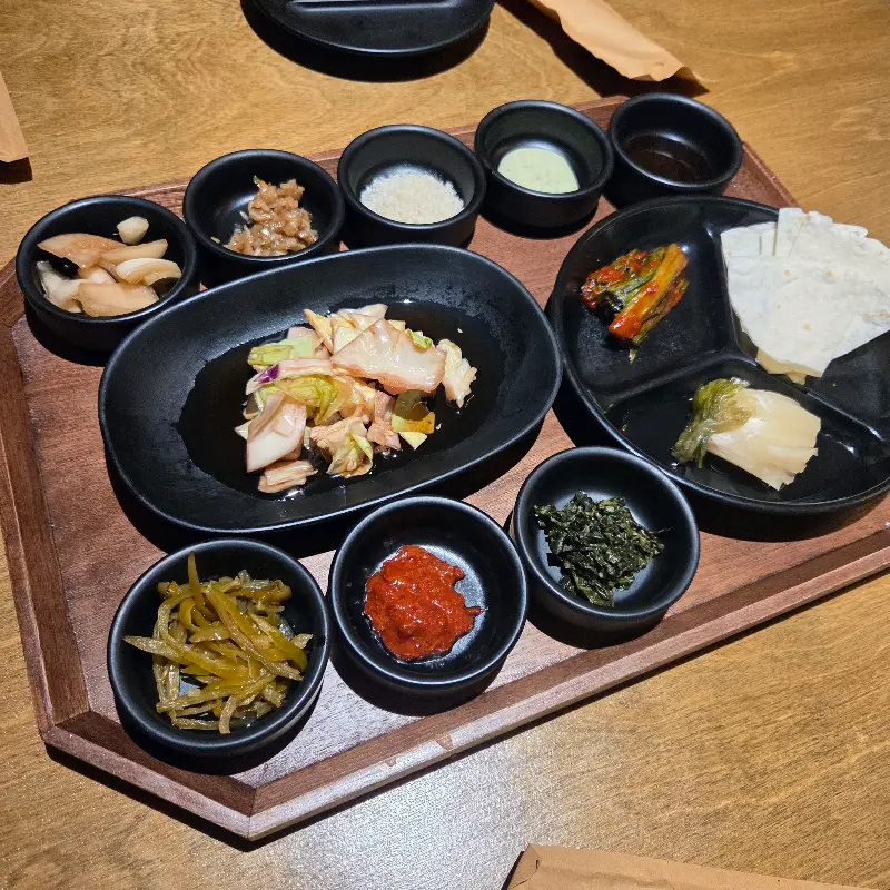 깔끔하게 차려진 곁들임 메뉴들