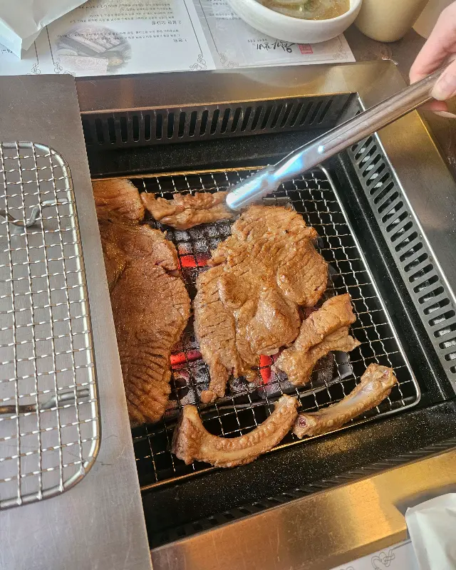 불판 위에서 맛있게 익어가는 홍벽갈비