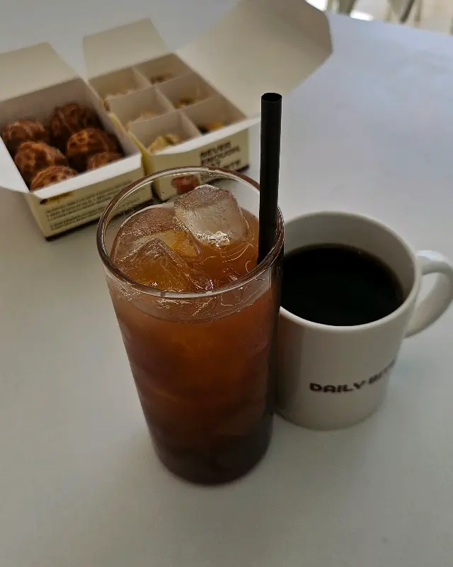 따뜻한 커피와 함께 즐기는 호두과자