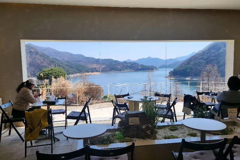카페 내부 통창으로 보이는 충주호 뷰