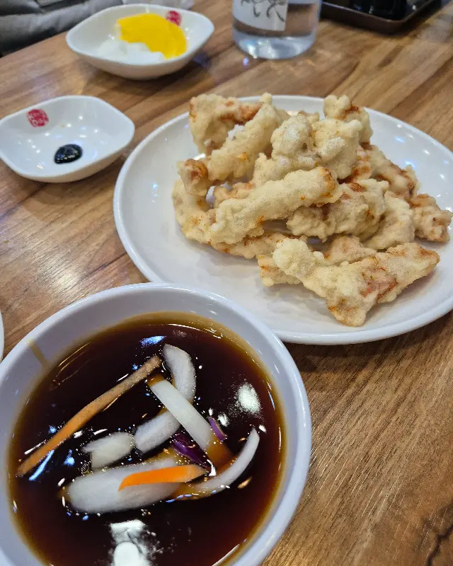 바삭한 튀김옷을 입은 탕수육과 간장 소스