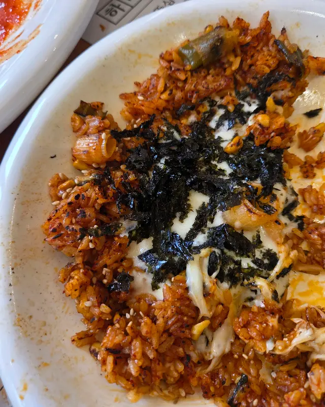 볶음밥에 김가루 솔솔