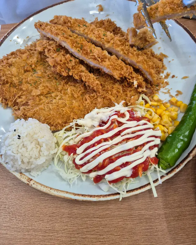 먹기 좋게 잘려진 돈까스