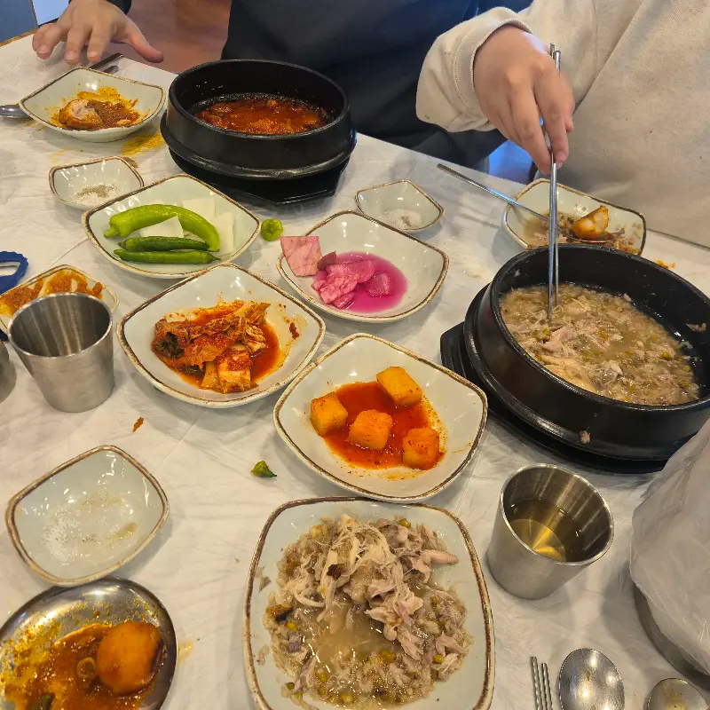 다양한 밑반찬과 함께 즐기는 삼계탕