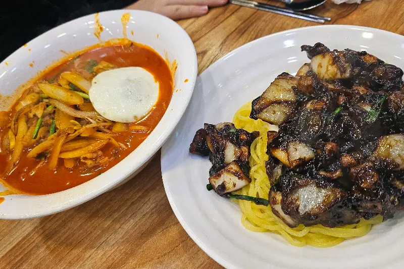 고소한 짜장 소스가 듬뿍 뿌려진 짜장면과 칼칼한 짬뽕