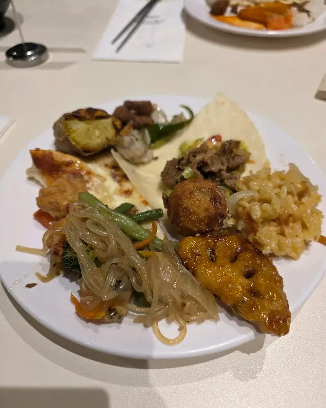 다양한 음식이 담긴 접시