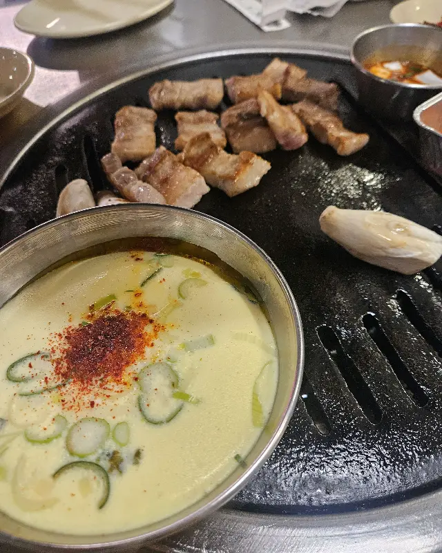 연탄불에 구워지고 있는 삼겹살