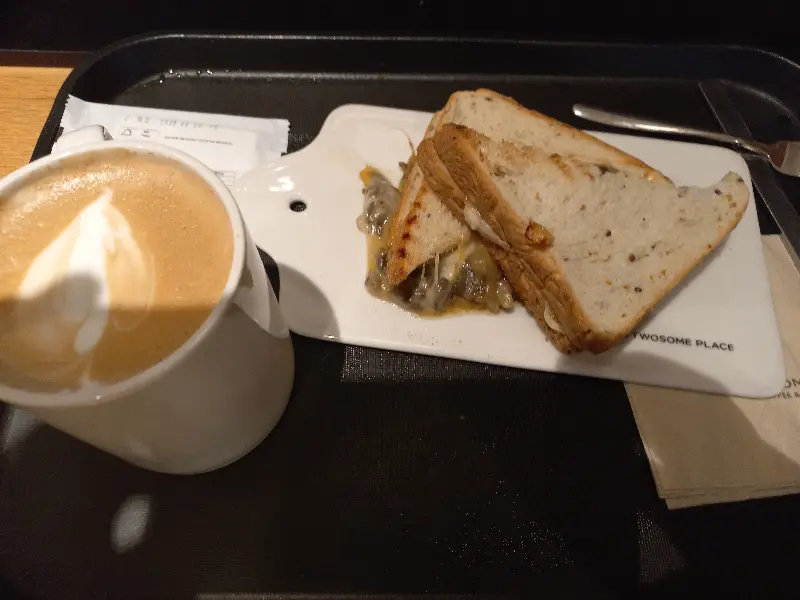 샌드위치와 라떼