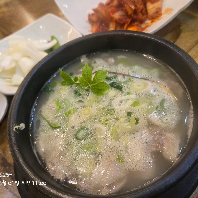 뽀얀 국물의 돼지국밥