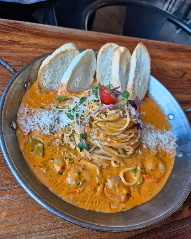 풍성한 해산물이 들어간 파스타