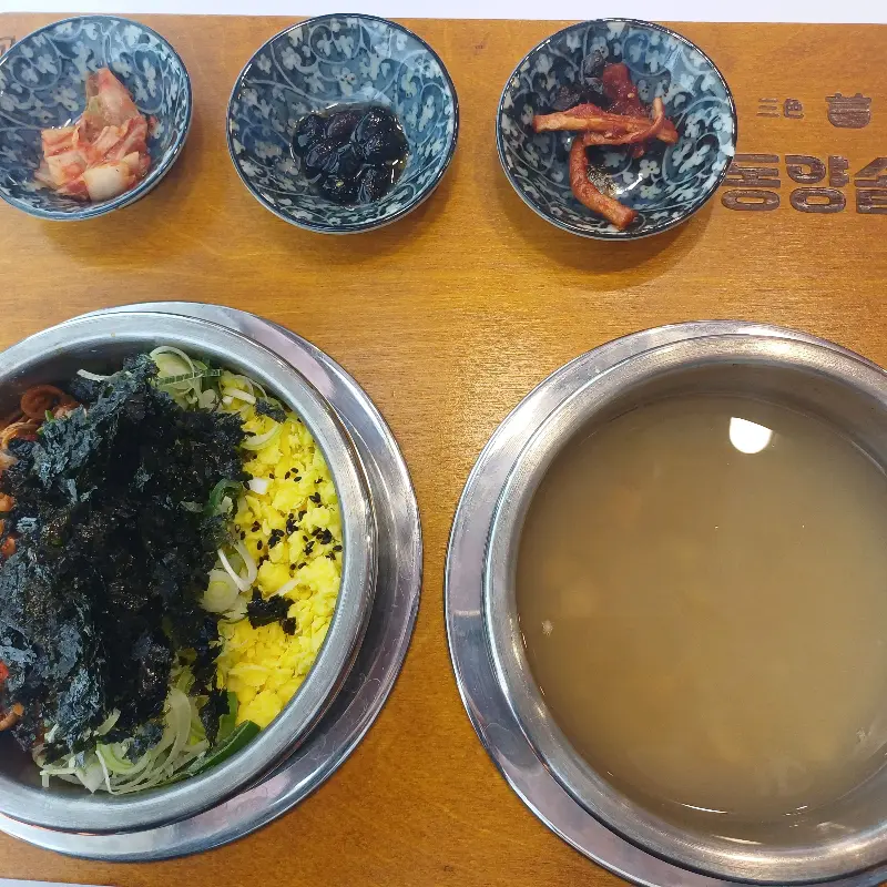 김 가루가 듬뿍 올라간 꼬막 솥밥