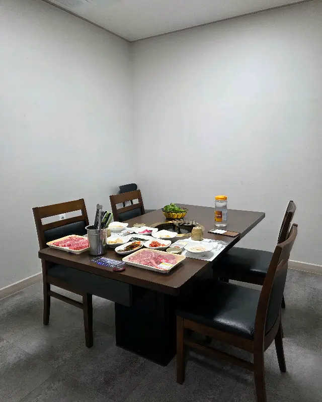 깔끔하고 넓은 식당 내부