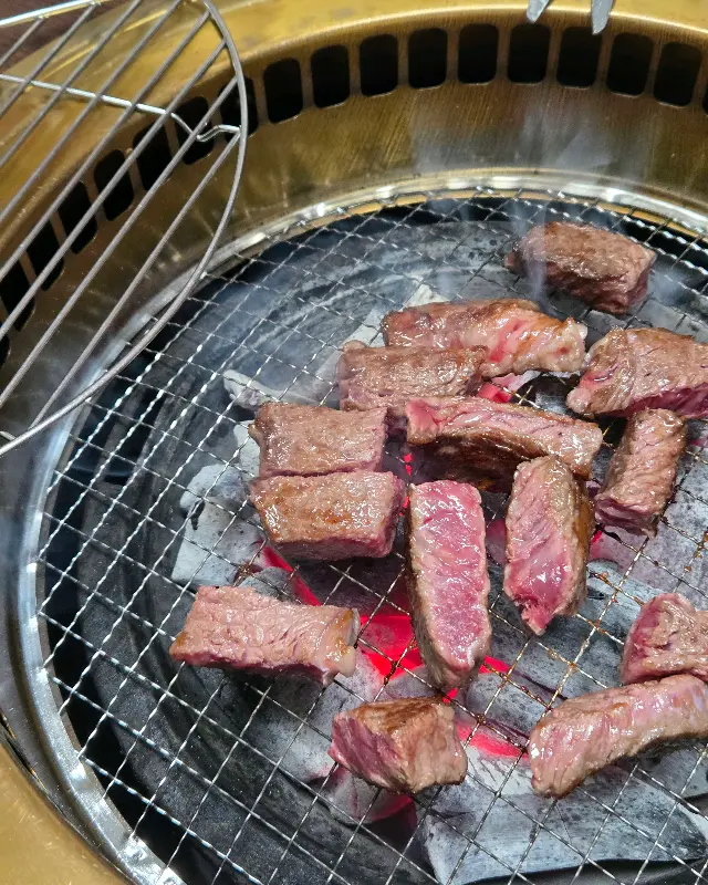 숯불 위에서 맛있게 구워지는 한우