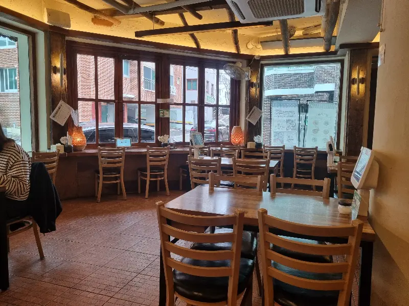 깔끔하고 아늑한 분위기의 내부