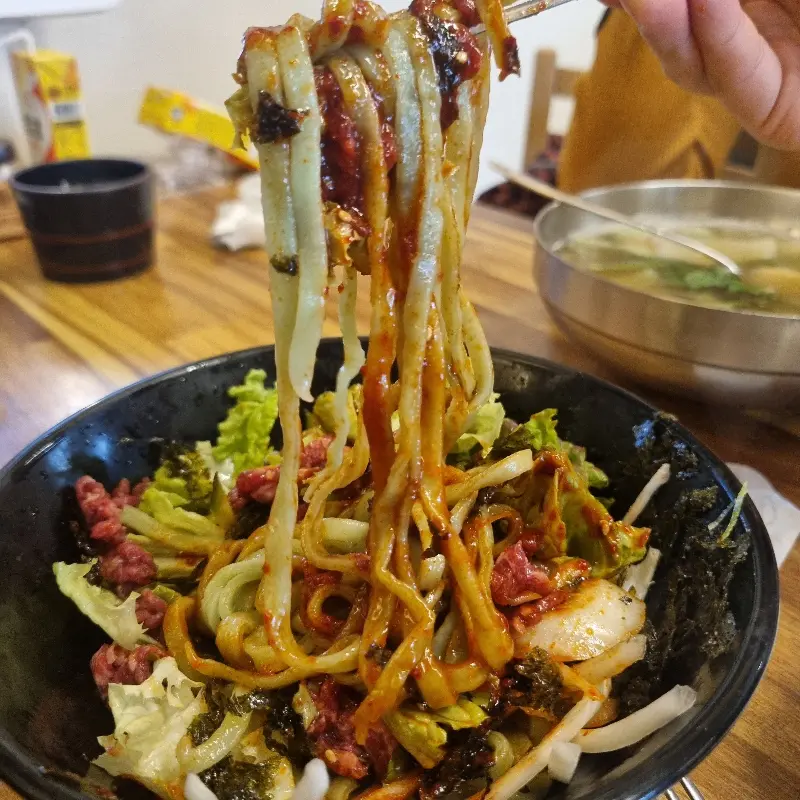 매콤달콤한 양념이 인상적인 비빔칼국수