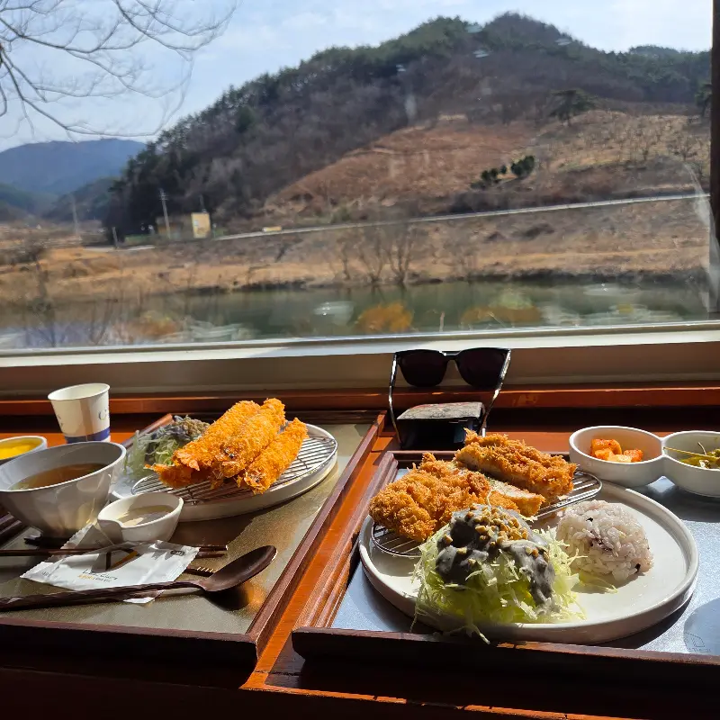 섬진강을 바라보며 즐기는 커피 한 잔