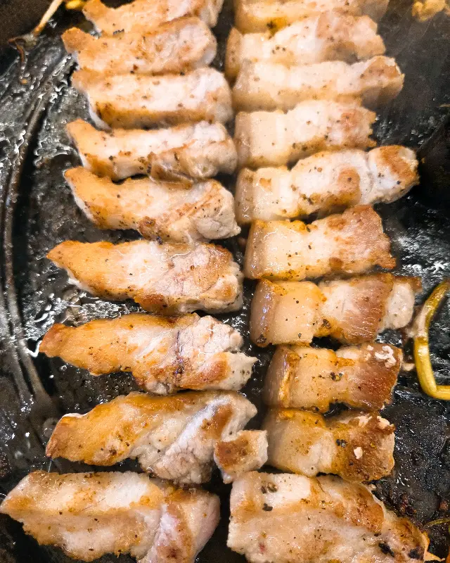 노릇노릇 맛있게 구워진 삼겹살, 혼자 먹어도 행복한 맛