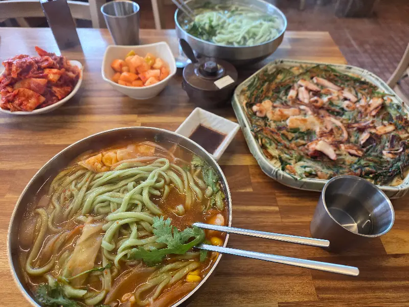 다양한 메뉴를 즐길 수 있는 산청칼국수