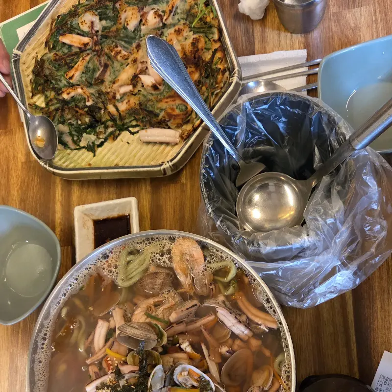 푸짐한 해물칼국수