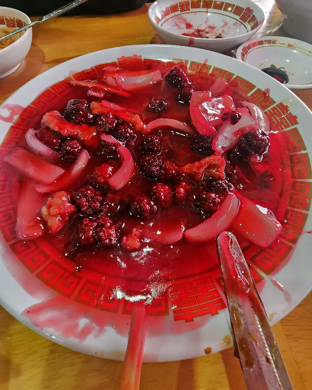 색다른 비주얼의 복분자 탕수육