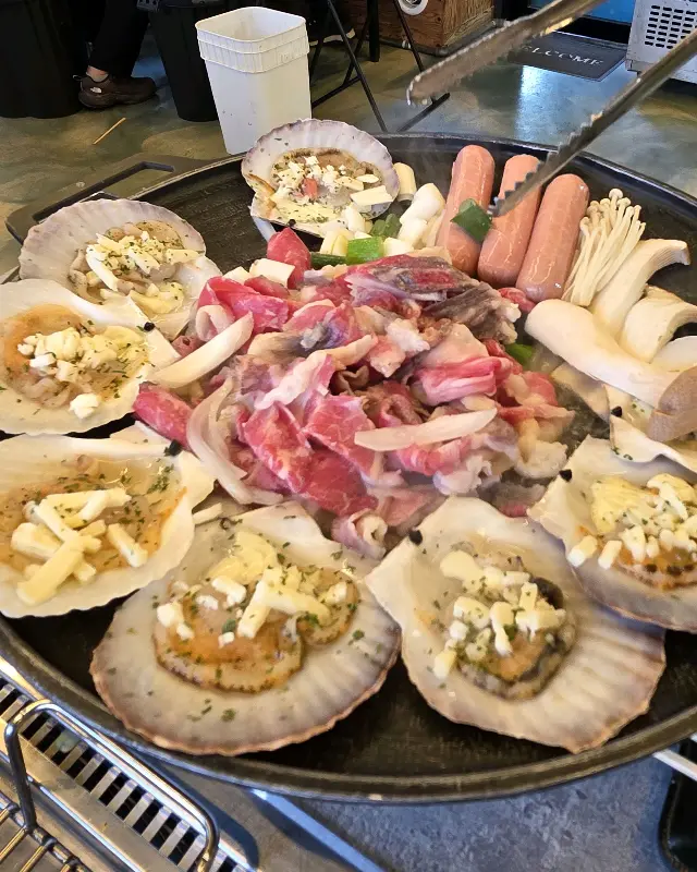 불판 위에서 익어가는 조개와 고기