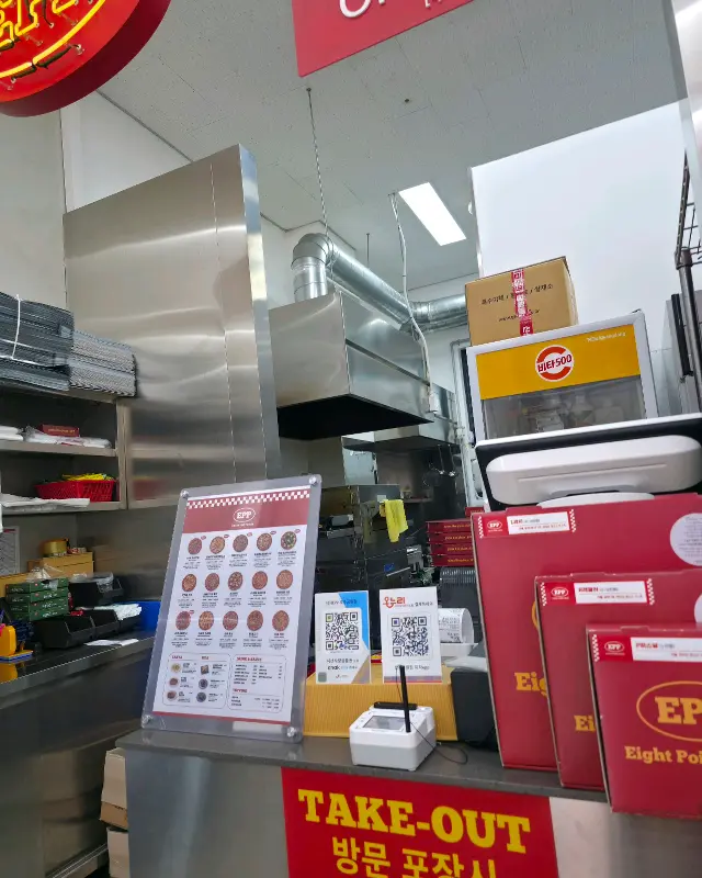 테이크 아웃을 기다리는 피자 박스들