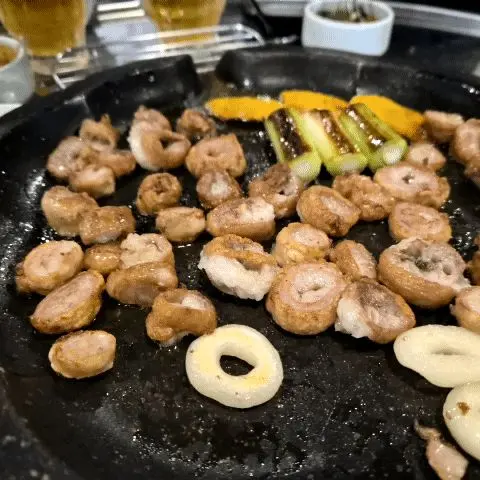 노릇하게 익어가는 막창과 시원한 맥주