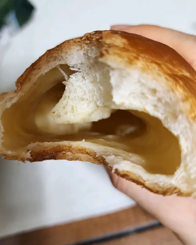 울랄라베이커리 소금빵 단면