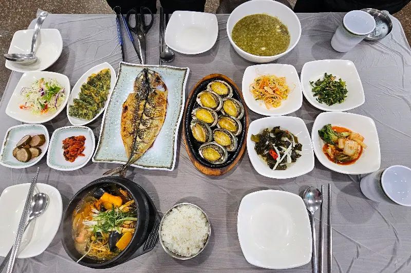 따뜻한 분위기의 식당 내부