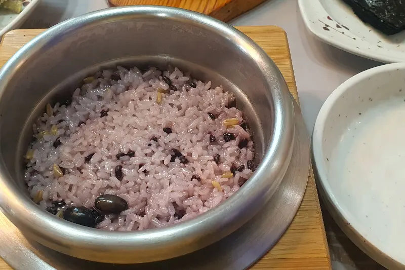 갓 지은 윤기 흐르는 솥밥