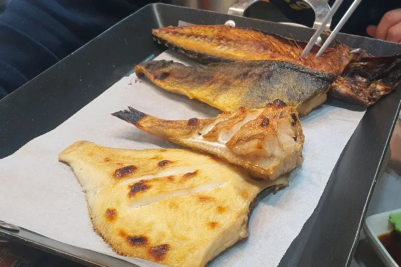 노릇하게 구워진 가자미구이