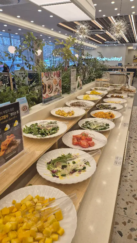 다양한 샐러드바 메뉴