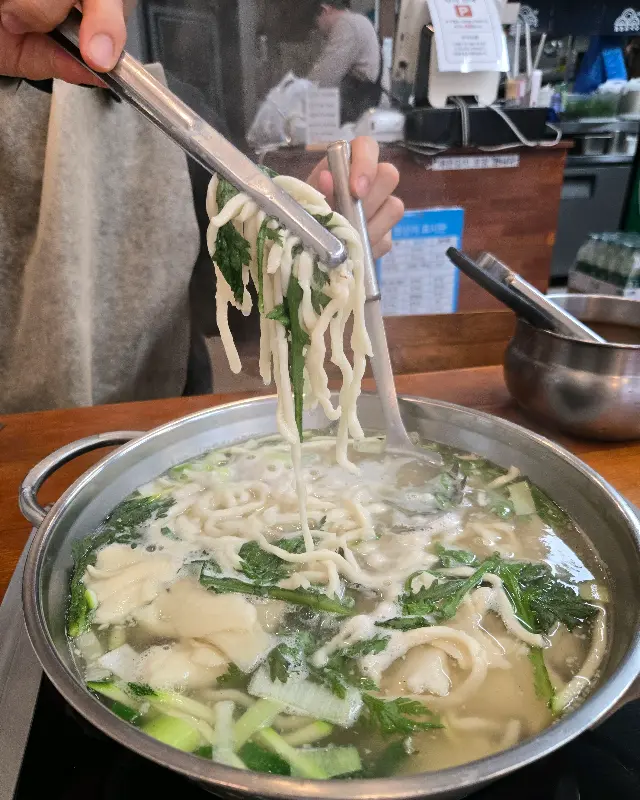 칼국수를 들어올리는 모습