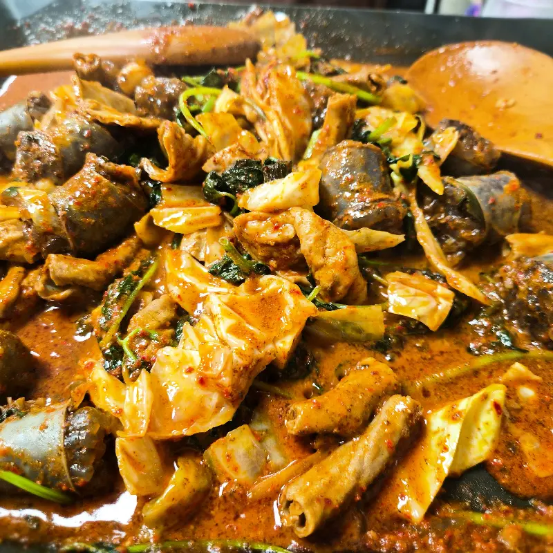 매콤한 양념에 볶아져 나온 순대곱창볶음