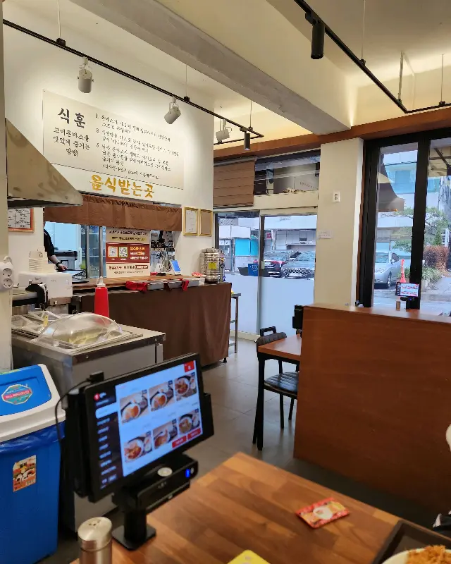 고미돈까스 매장 내부