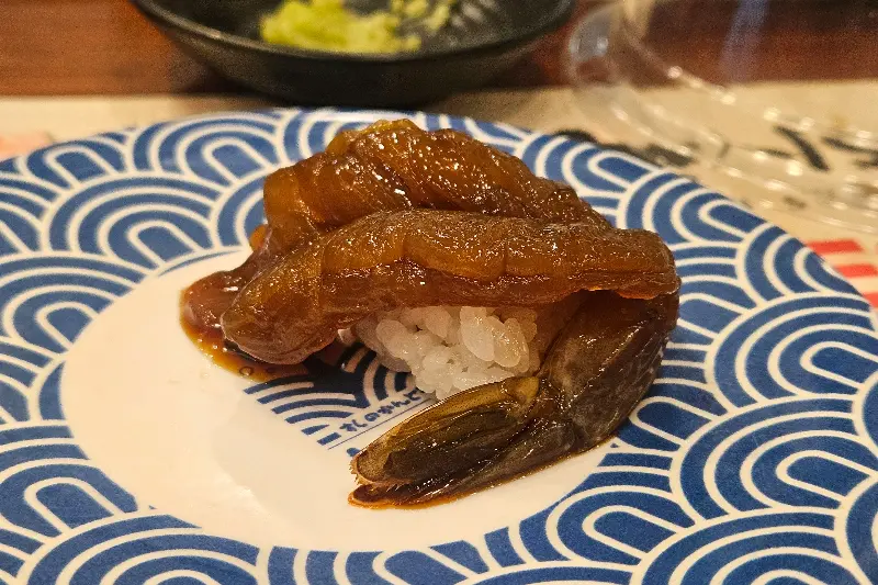 윤기가 흐르는 연어 초밥