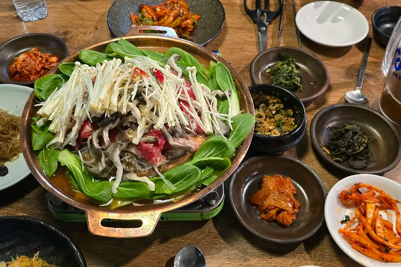 푸짐하게 차려진 석쇠구이 정식 한 상